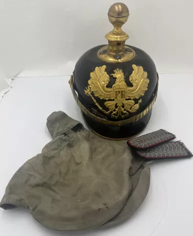 Prussian Field Artillery Officer&amp;#039;s Pickelhaube with Field Cover and Epaulets Visuel